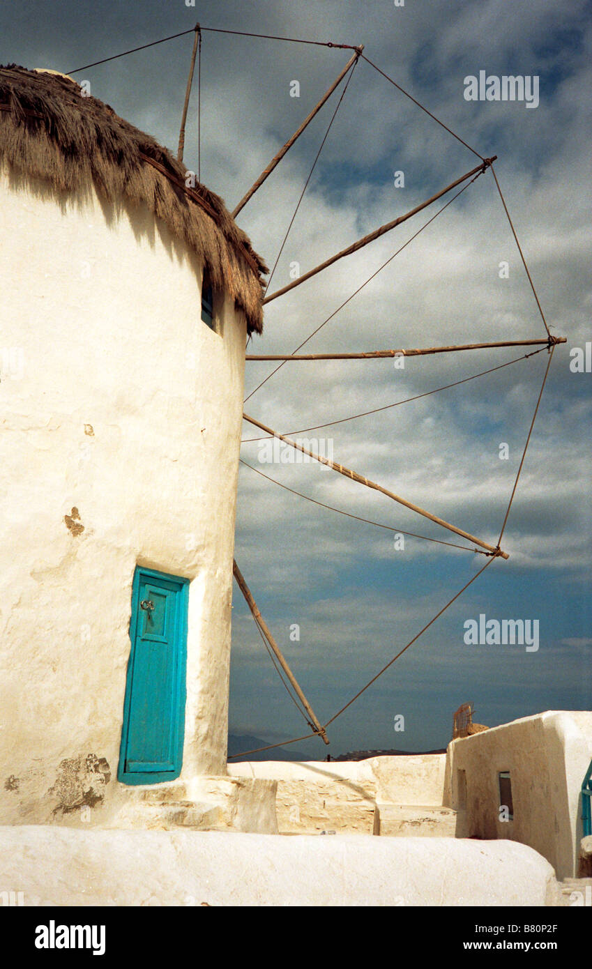 Uno dei tanti mulini a vento in vecchio stile a Mykonos, una delle isole greche del Mediterraneo. Foto Stock