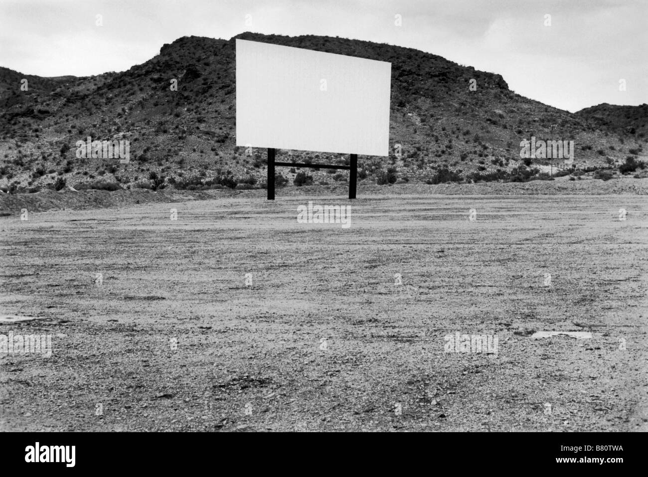 Guida nel cinema, schermo vuoto durante il giorno Barstow California USA 2000 US HOMER SYKES Foto Stock