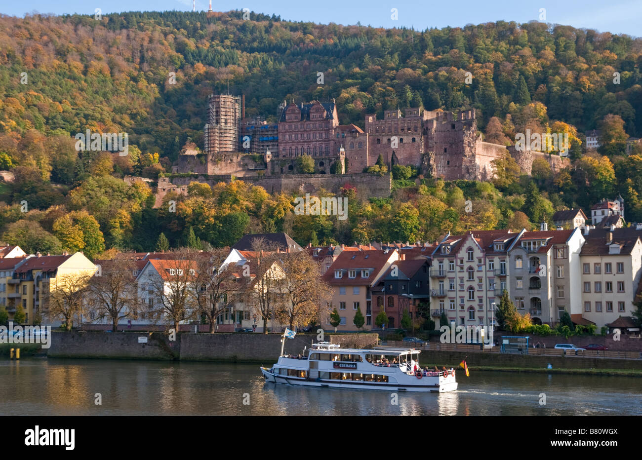Il castello di Heidelberg , sul fiume Neckar, barca e old town Foto Stock