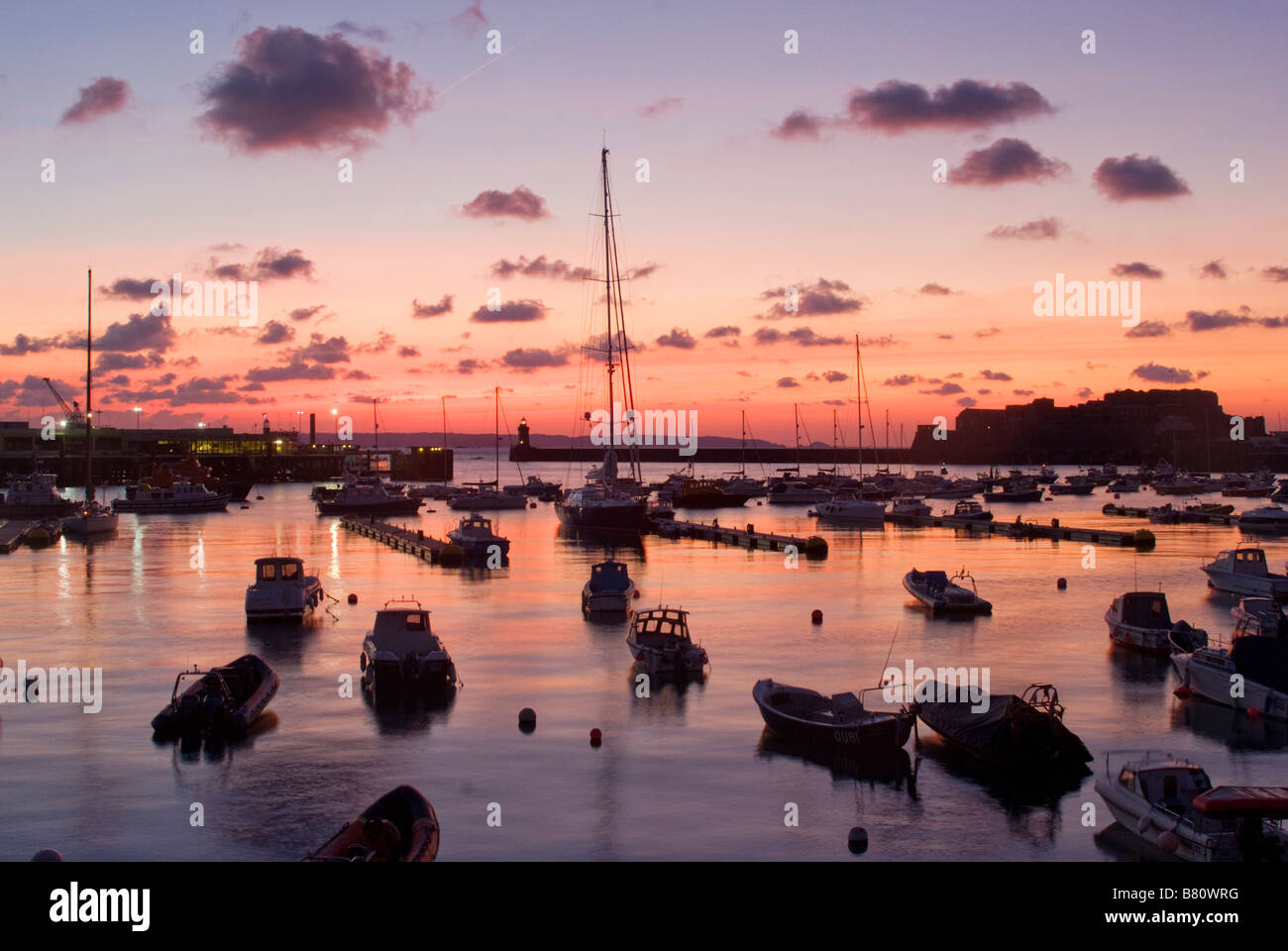 Porto di Guernsey al crepuscolo Foto Stock