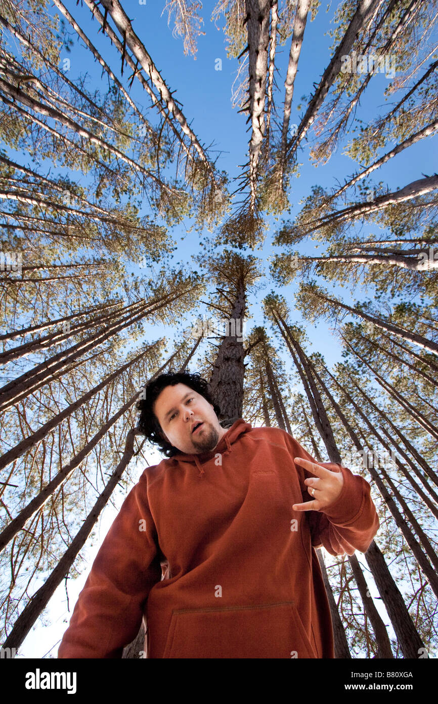 Un uomo lampeggia un segno sotto gli alberi Signor sì 8 Ottobre 2008 Foto Stock