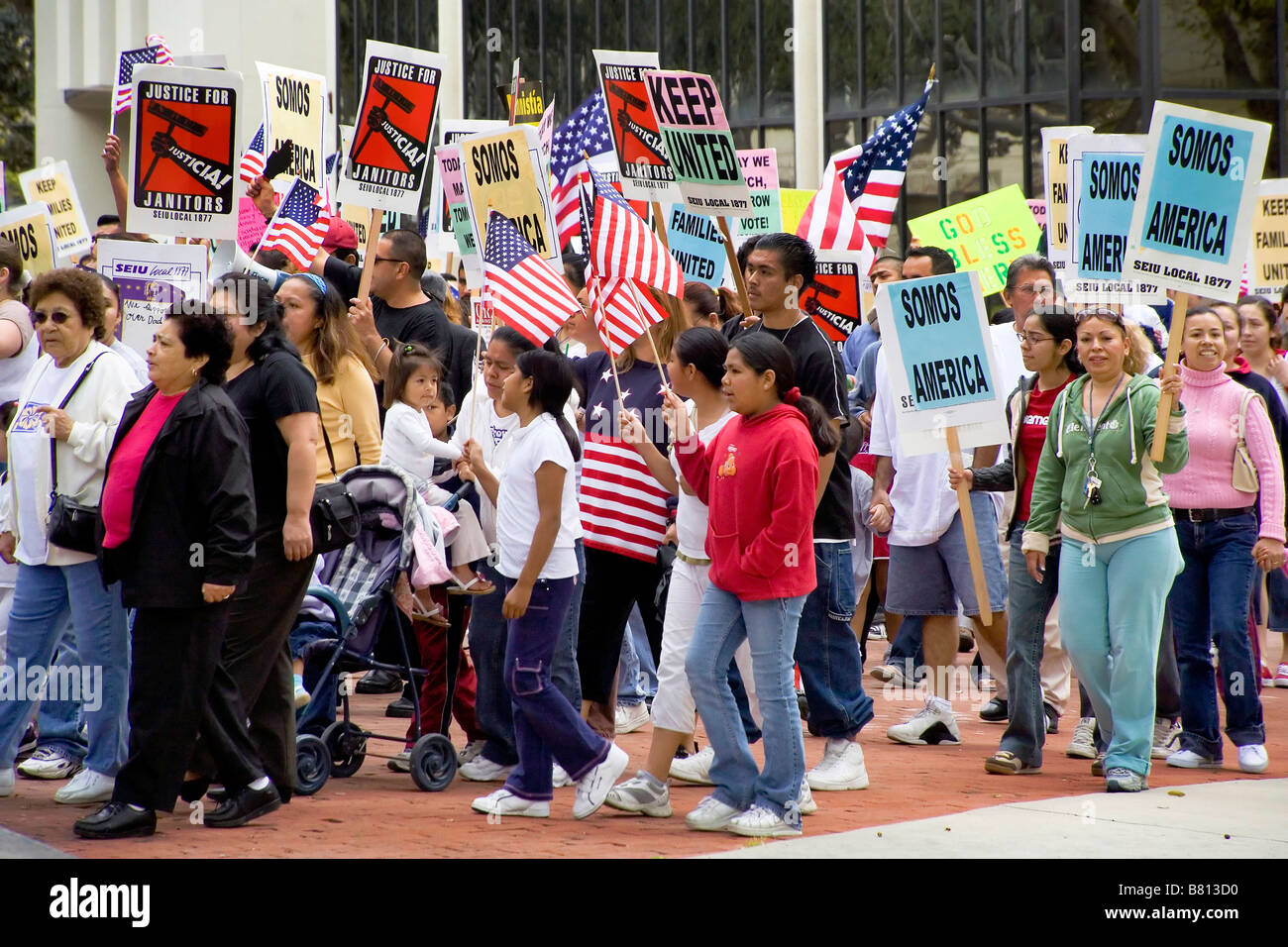 In Santa Ana California ispanici di tutte le età partecipano a una dimostrazione per amnesty & la cittadinanza degli Stati Uniti per gli immigrati illegali Foto Stock