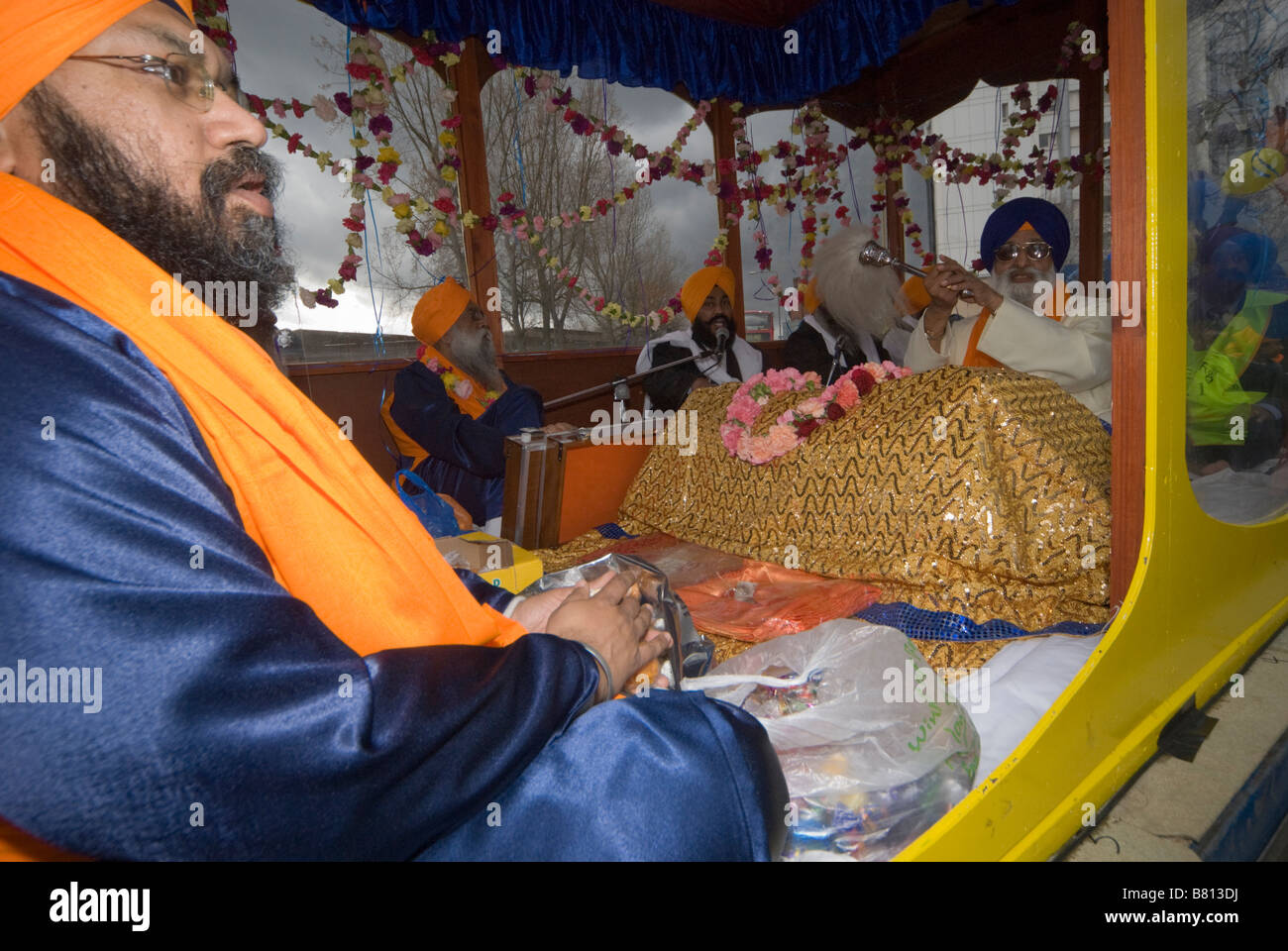 La religione sikh di uomini in Vaisahki galleggiante con il Guru Granth Sahib - i sikh libro sacro Foto Stock