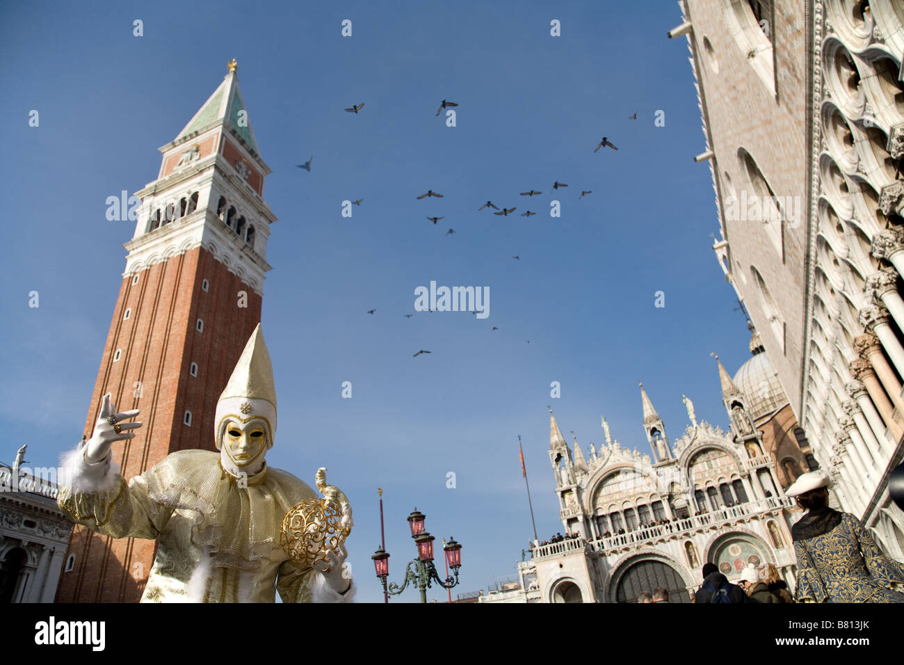 Maschera veneziana in Piazza San Marco. Venezia Foto Stock