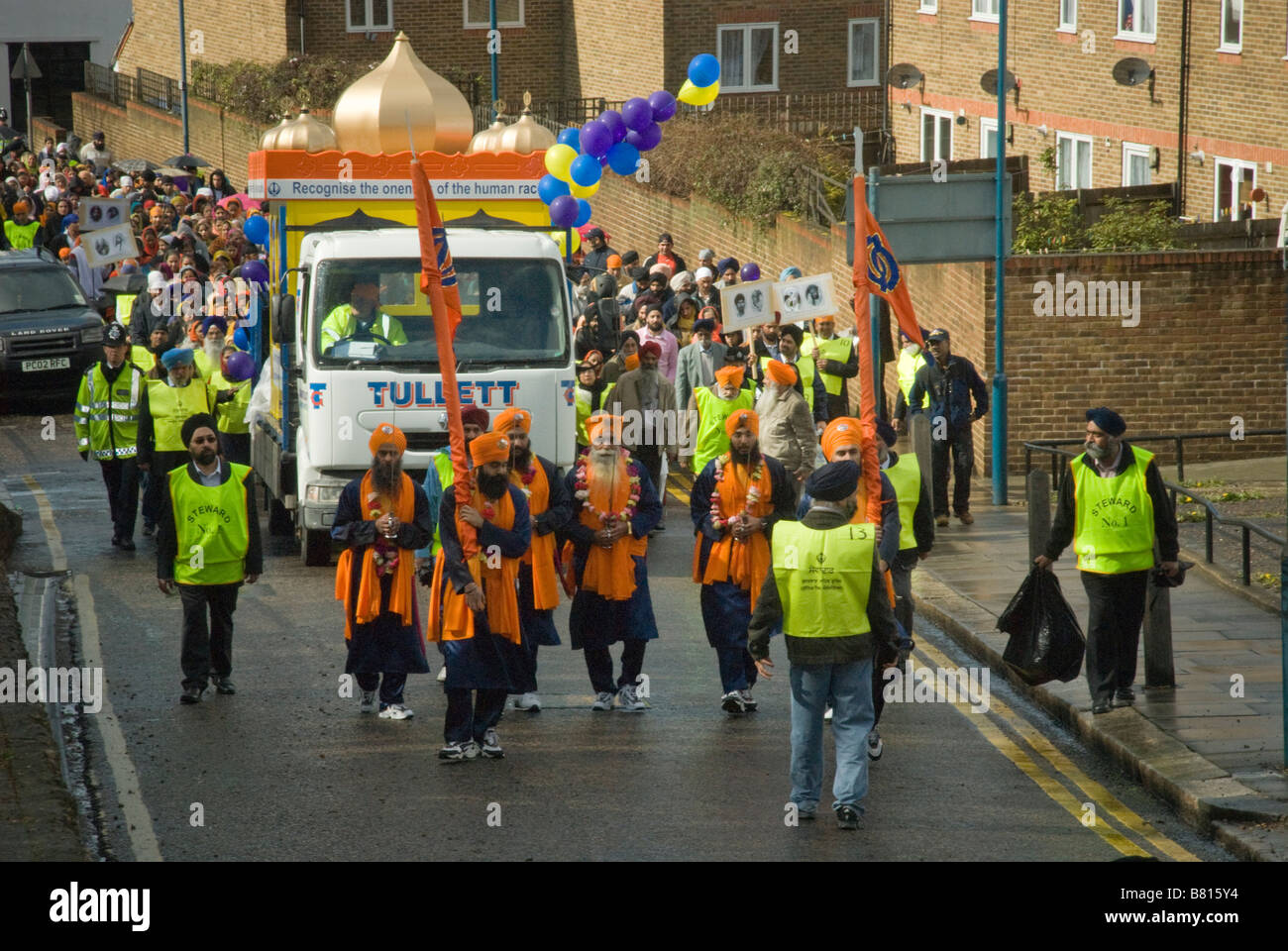 La religione sikh bandiere e Panj Piare con spade portano il Vaisakhi processione su per la collina di Woolwich, Londra, Aprile 2008 Foto Stock