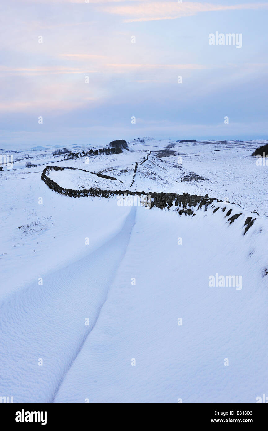 Vista di Housesteads e coperta di neve del Vallo di Adriano in Northumberland Foto Stock