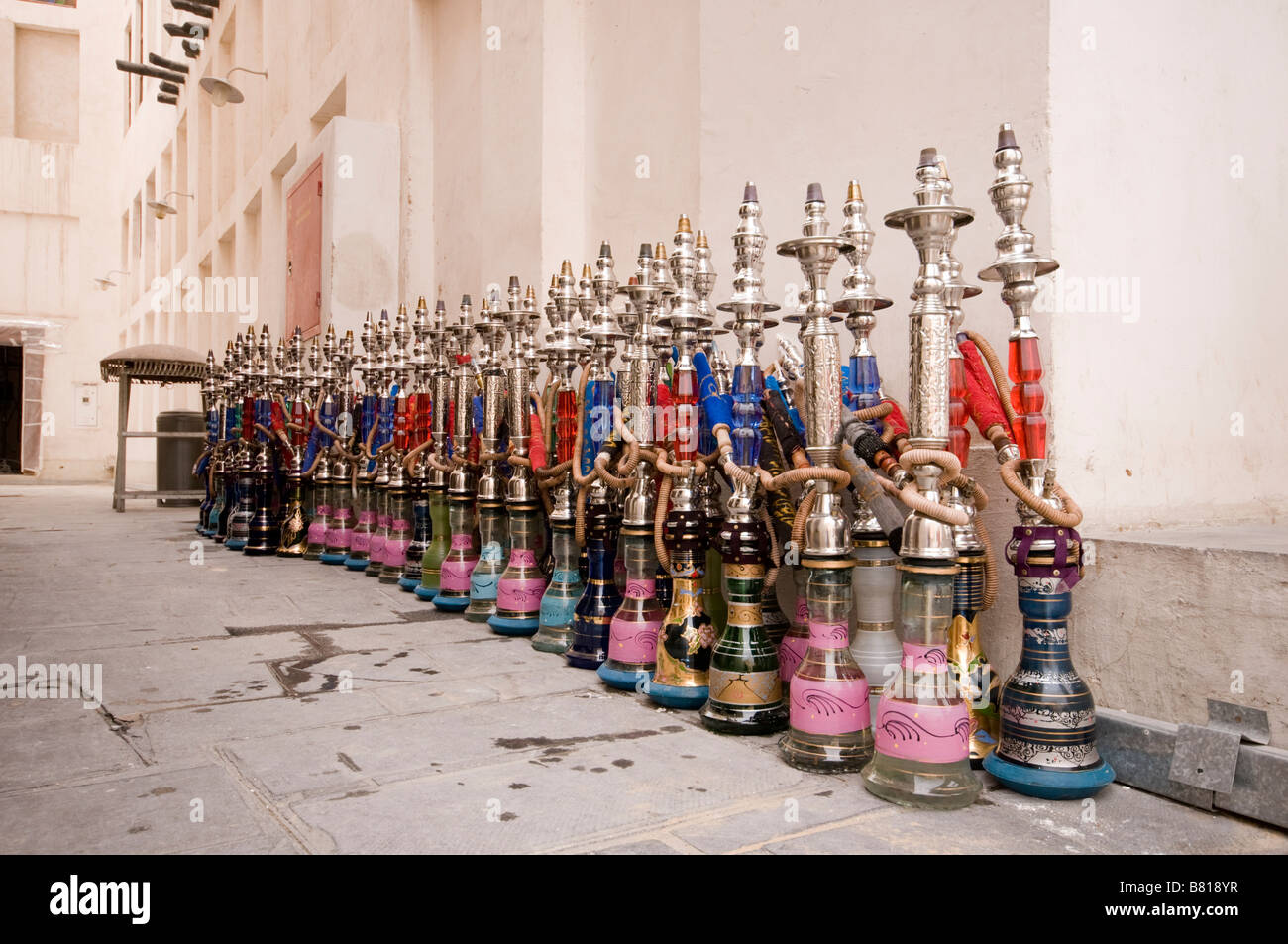 Shisha narghilè / tubazioni di acqua per fumatori, Souq Waqif area, Doha, Qatar Foto Stock