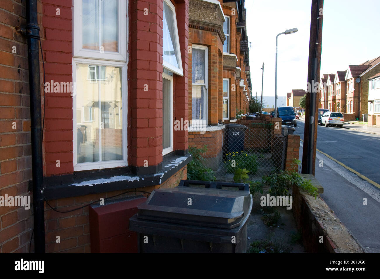 Vista generale di Wellesley Road a Slough dove un gran numero di orientale i cittadini europei sono noti per vivere. Foto Stock