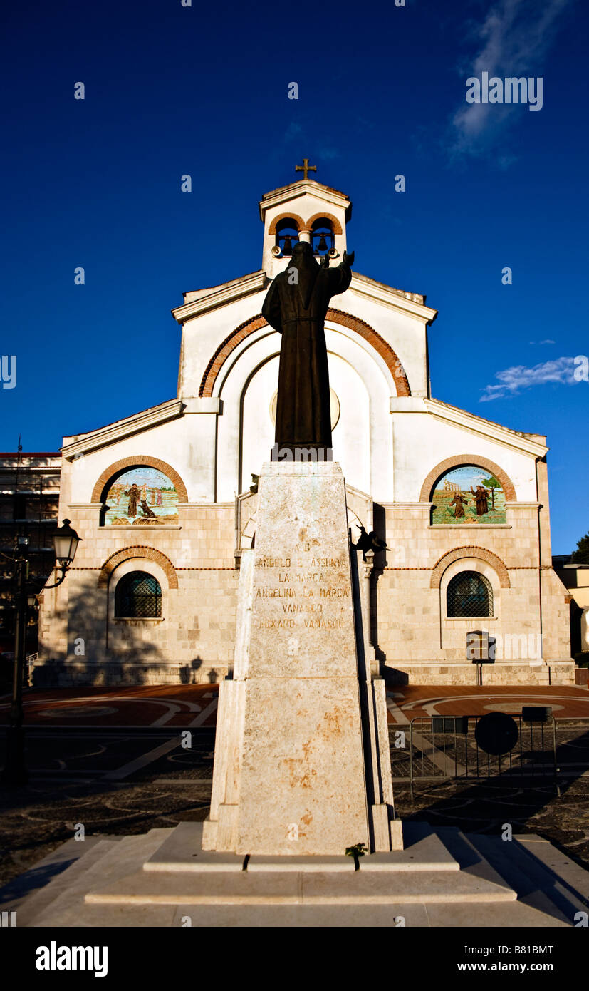 Statua di Padre Pio davanti alla chiesa della Sacra Famiglia a Pietrelcina, Italia. Foto Stock