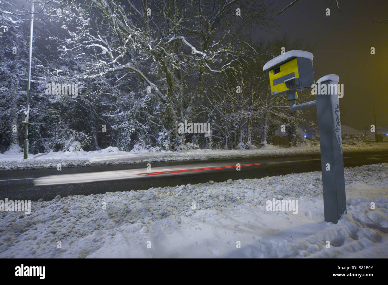 Velocità Gatso fotocamera nella neve sul wintery una strada Surrey in Inghilterra REGNO UNITO Foto Stock