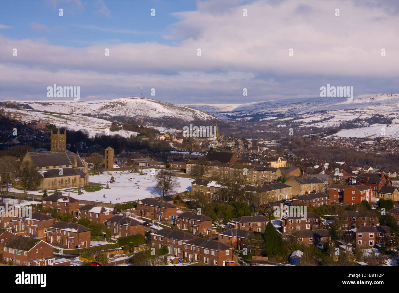 Vista di Mossley agli inizi di febbraio 2009 con la coperta di neve Pennines in background Foto Stock