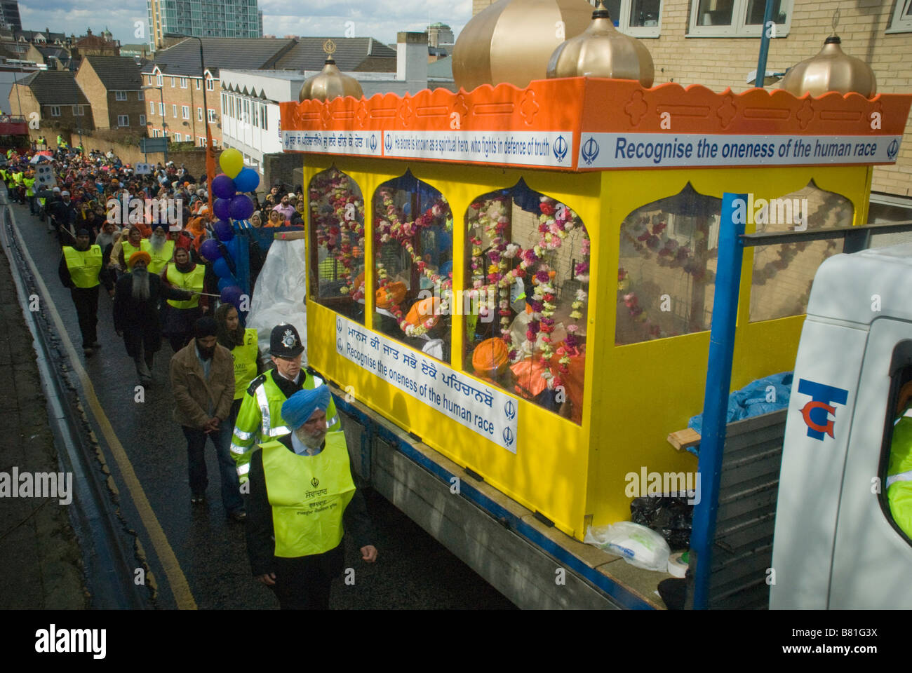 Galleggiante contenente Guru Granth Sahib e Vaisakhi processione giunge fino alla cima di una collina a Woolwich, Londra, Aprile 2008 Foto Stock