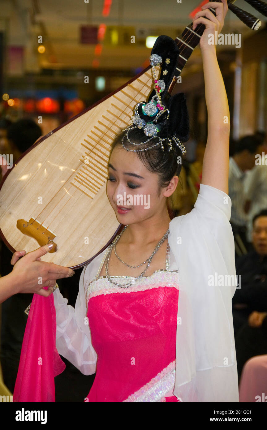 Interprete cinese dietro le quinte al nuovo anno cinese mostra a Bangkok in Tailandia Foto Stock