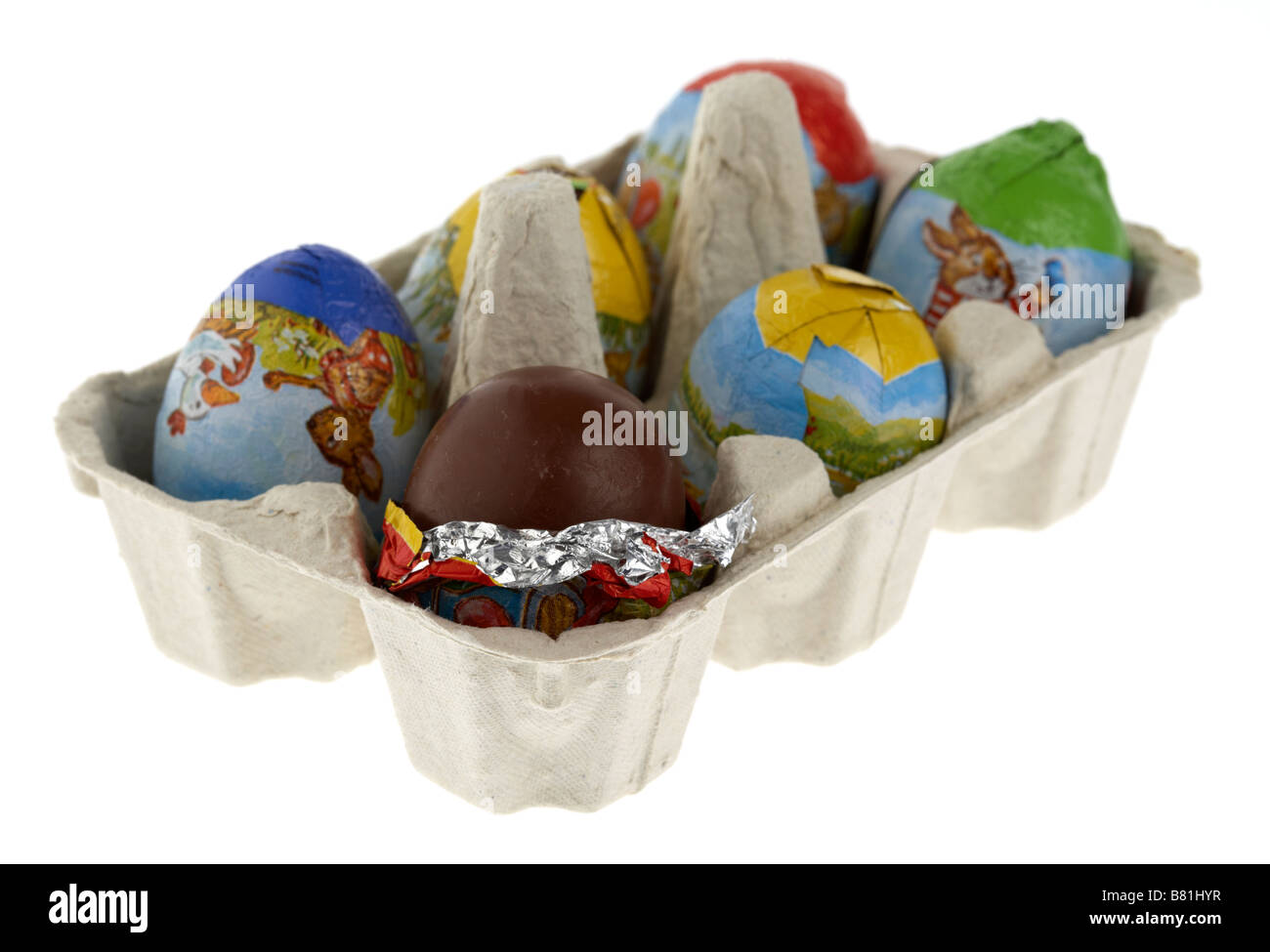 Solo parzialmente scorporato cioccolato uovo di pasqua collocato in una scatola di piccole avvolte le uova di pasqua Foto Stock