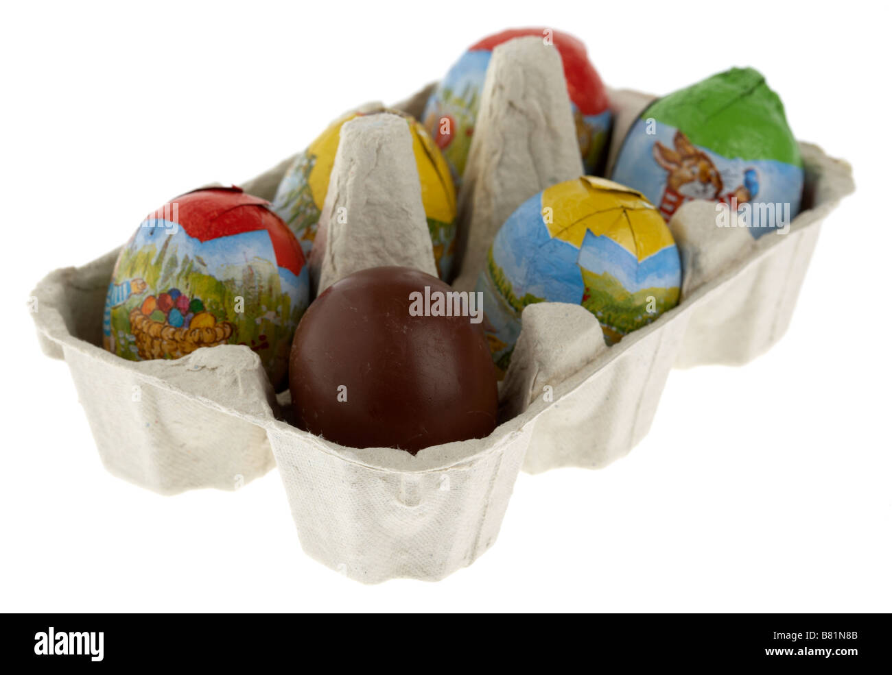 Unico cioccolato non confezionate uovo di pasqua collocato in una scatola di piccole avvolte le uova di pasqua Foto Stock
