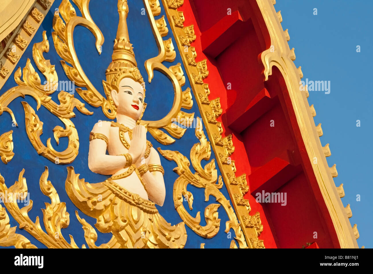 Bellissimo tetto colorato del tempio Buddista o Wat dipinta in oro con figurine buddista che ornano la costruzione di architettura di Savannakhet, Laos Foto Stock
