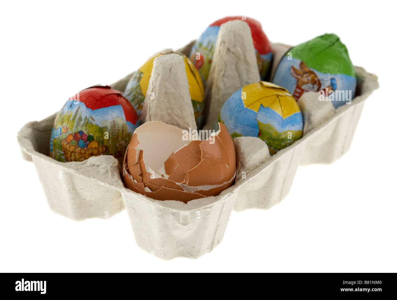 Singolo intervallo libero rotto gusci d'uovo collocato in una scatola di piccole avvolte le uova di Pasqua di cioccolata Foto Stock