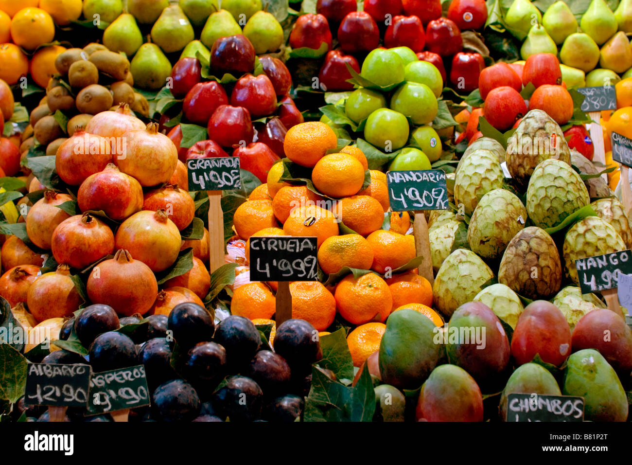 Mercato della frutta 'MERCAT DE LA BOQUE' OFF la Ramblas di Barcellona , Spagna Mercat de la Boqueria LA RAMBLA Foto Stock