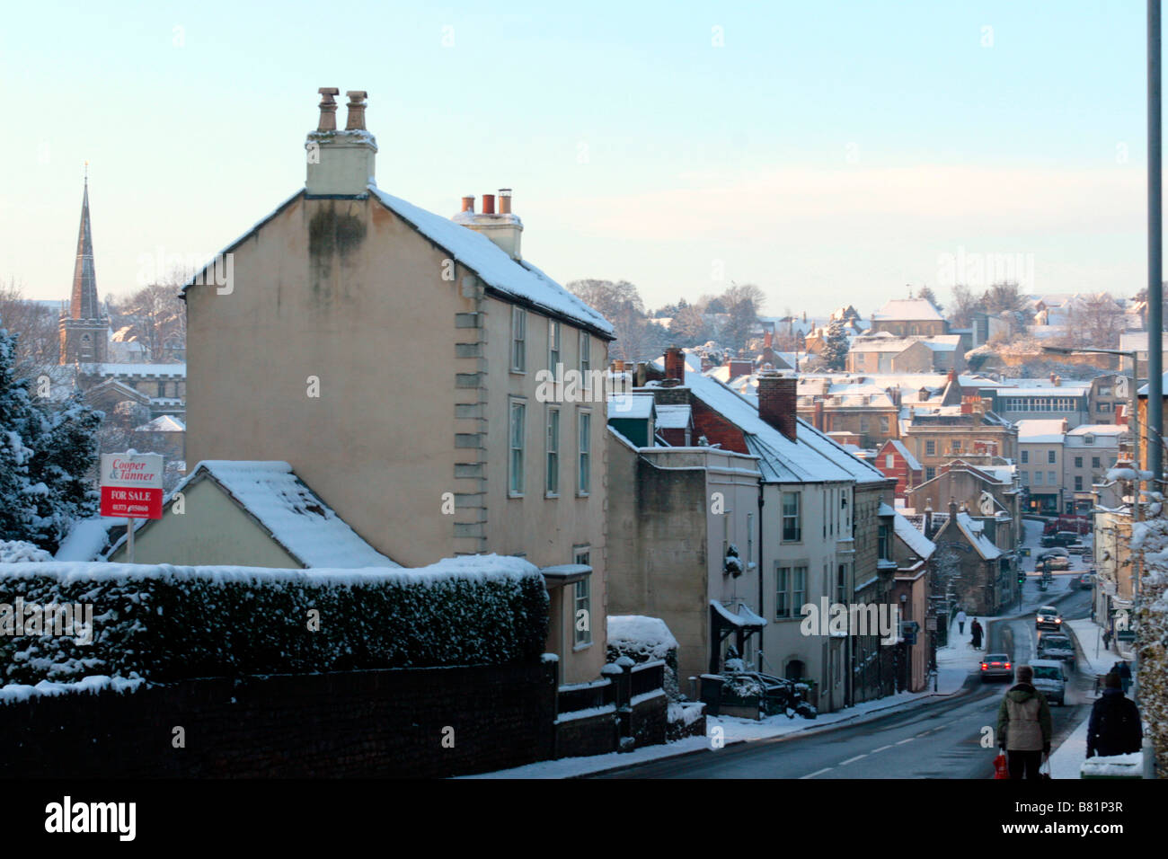 La mattina presto il fulmine in un freddo mattino nevoso, top di North Parade, Frome, Somerset, Inghilterra Foto Stock