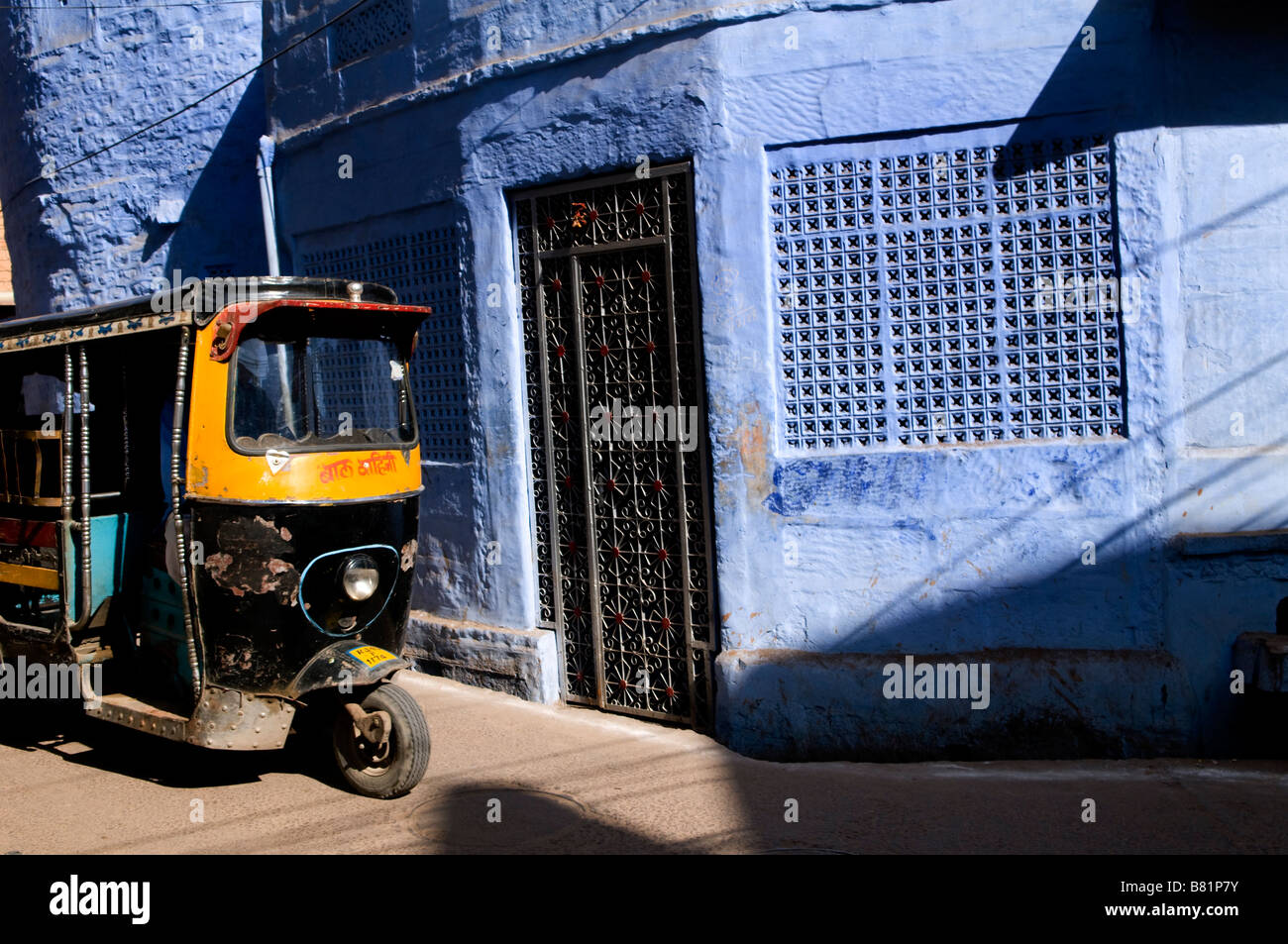 La vita nelle strade della bellissima città di Jodhpur, India. Foto Stock