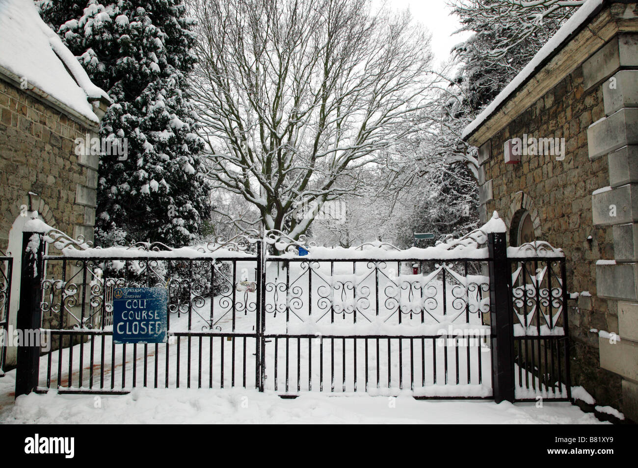Cancelli di ingresso a Beckenham luogo parco chiuso per gli automobilisti e gli amanti del golf, durante la neve di Londra evento. Foto Stock