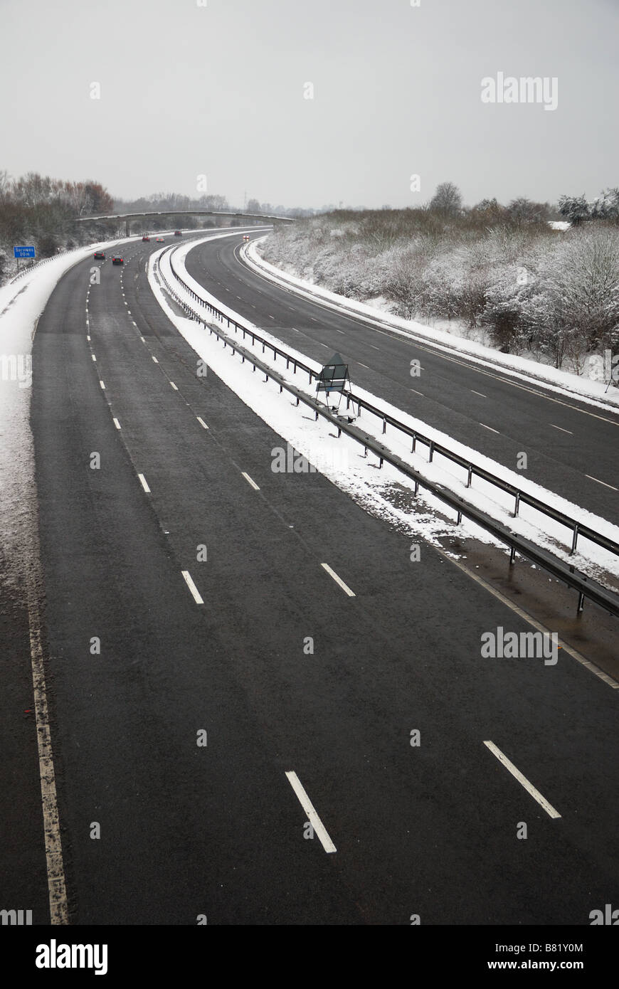 Svuotare autostrada M3 in snow,Surrey Foto Stock