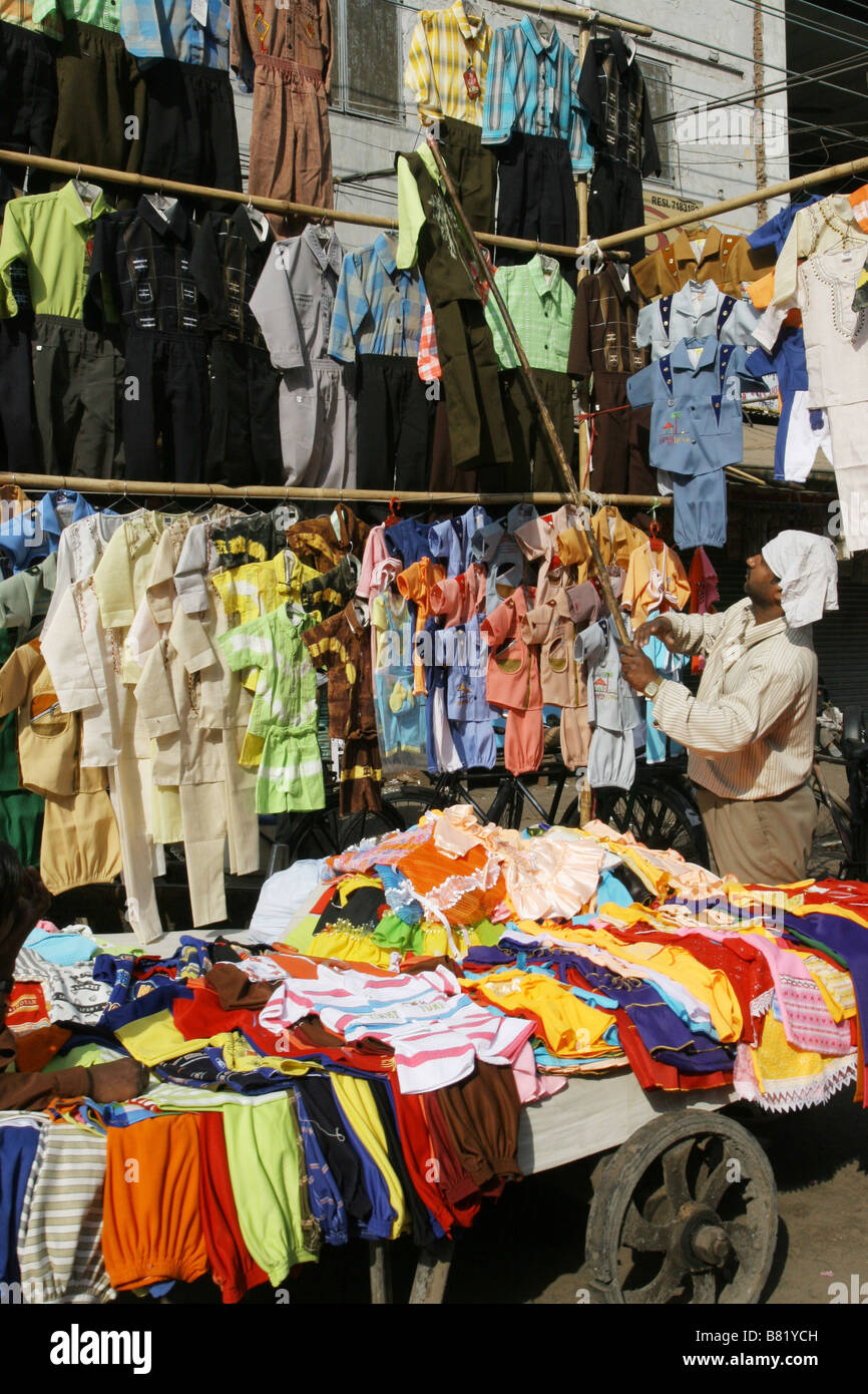 Vestiti di stallo di mercato nella sezione Paraganj di Delhi India Foto Stock