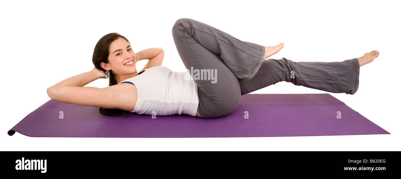 Un giovane bella bruna è esercizio e stretching Foto Stock