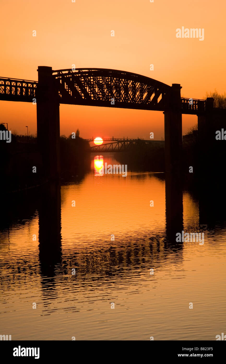 Manchester Ship Canal al tramonto con Latchford Railway Viaduct in primo piano, Warrington, Cheshire, Inghilterra, Regno Unito, Europa Foto Stock