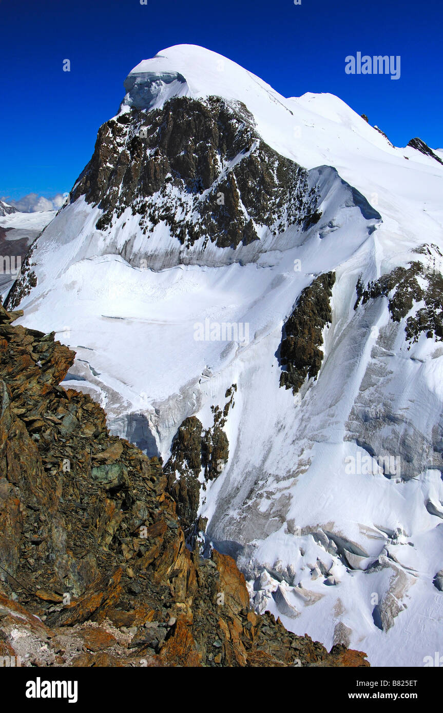 Vetta del Monte Breithorn con la sua neve spessa cap, Valaisian Alpi, Zermatt, Svizzera Foto Stock
