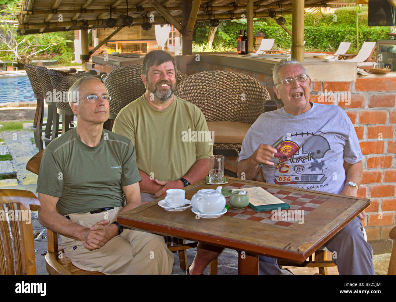 Tre ragazzi a guardare il Superbowl in un resort a Bali Indonesia Foto Stock