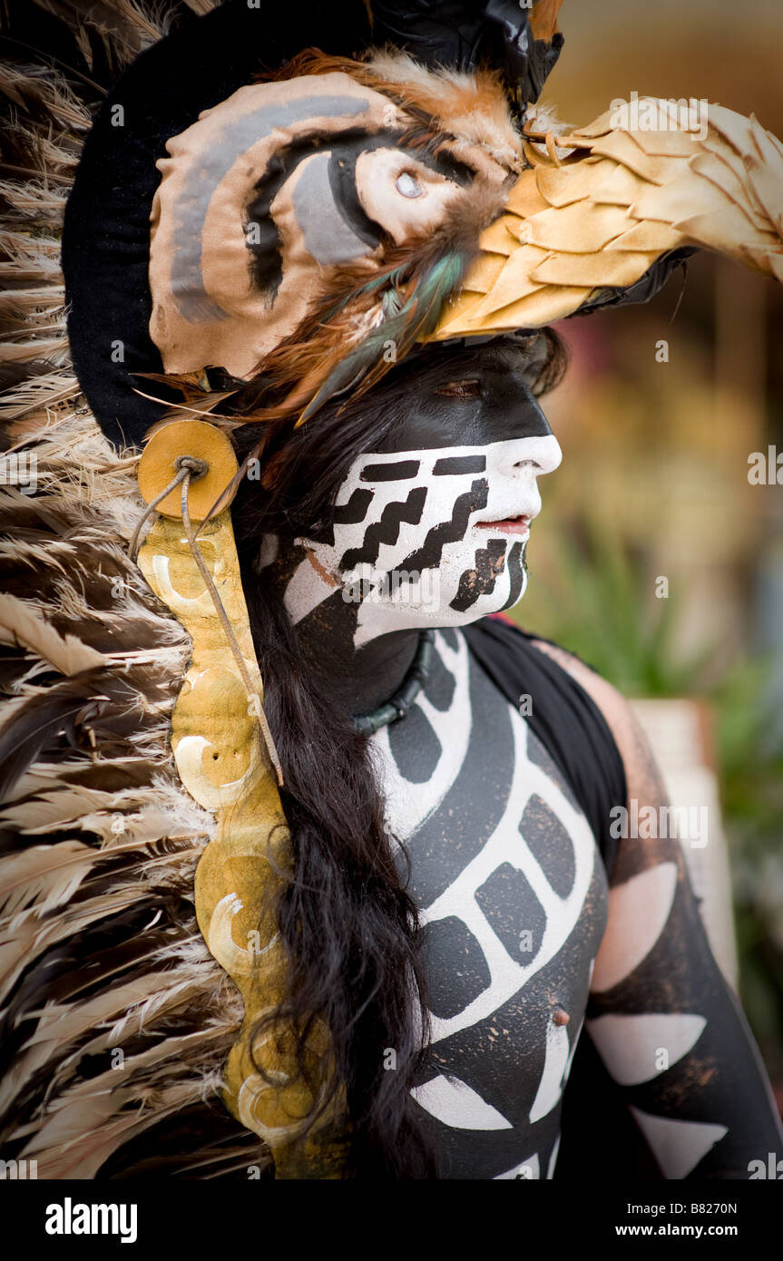 L'artista di strada vestito da indiano Maya Playa del Carmen in Messico Foto Stock