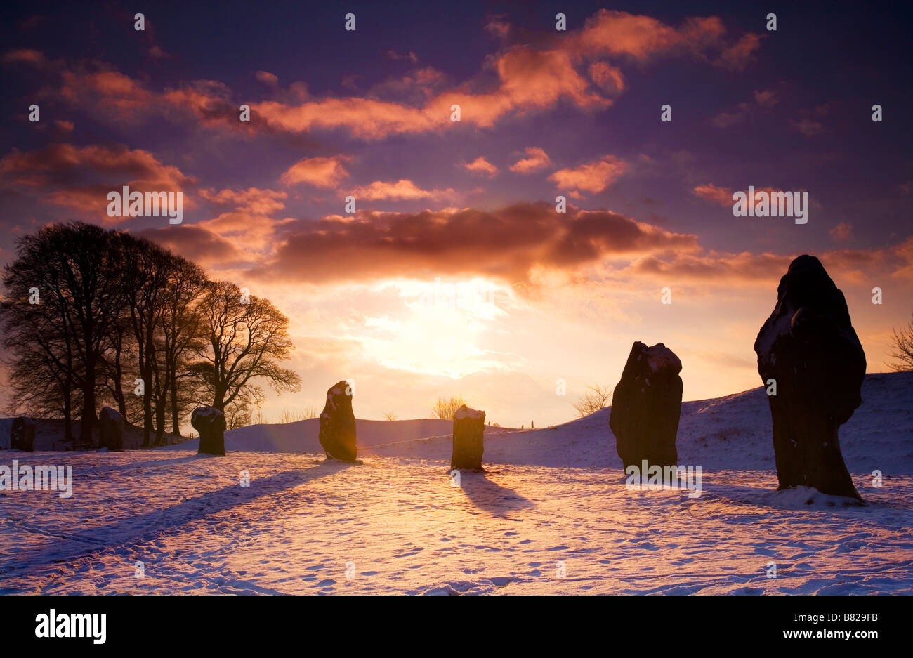 Un inverno nevoso di scena a Avebury nel Wiltshire, Inghilterra REGNO UNITO Foto Stock