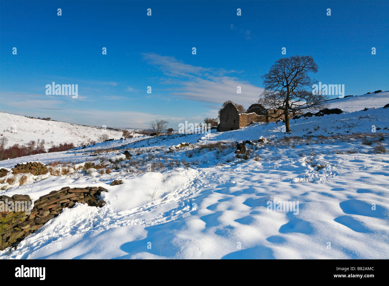 Fienile abbandonati in inverno sul bordo Royd, Meltham vicino a Wigan, Parco Nazionale di Peak District, Inghilterra, Regno Unito. Foto Stock