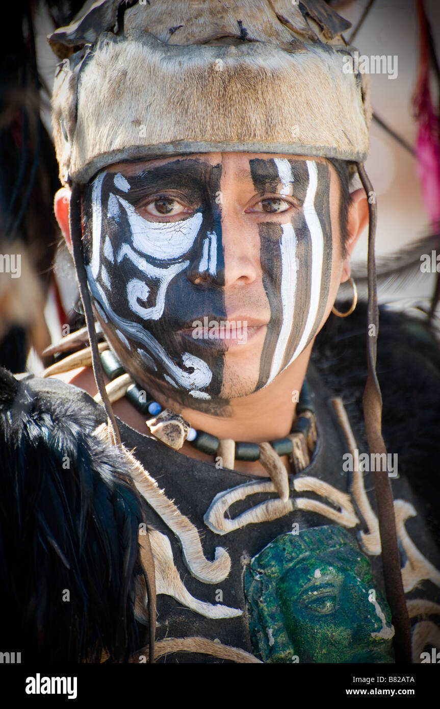 L'artista di strada vestito da indiano Maya Playa del Carmen in Messico Foto Stock