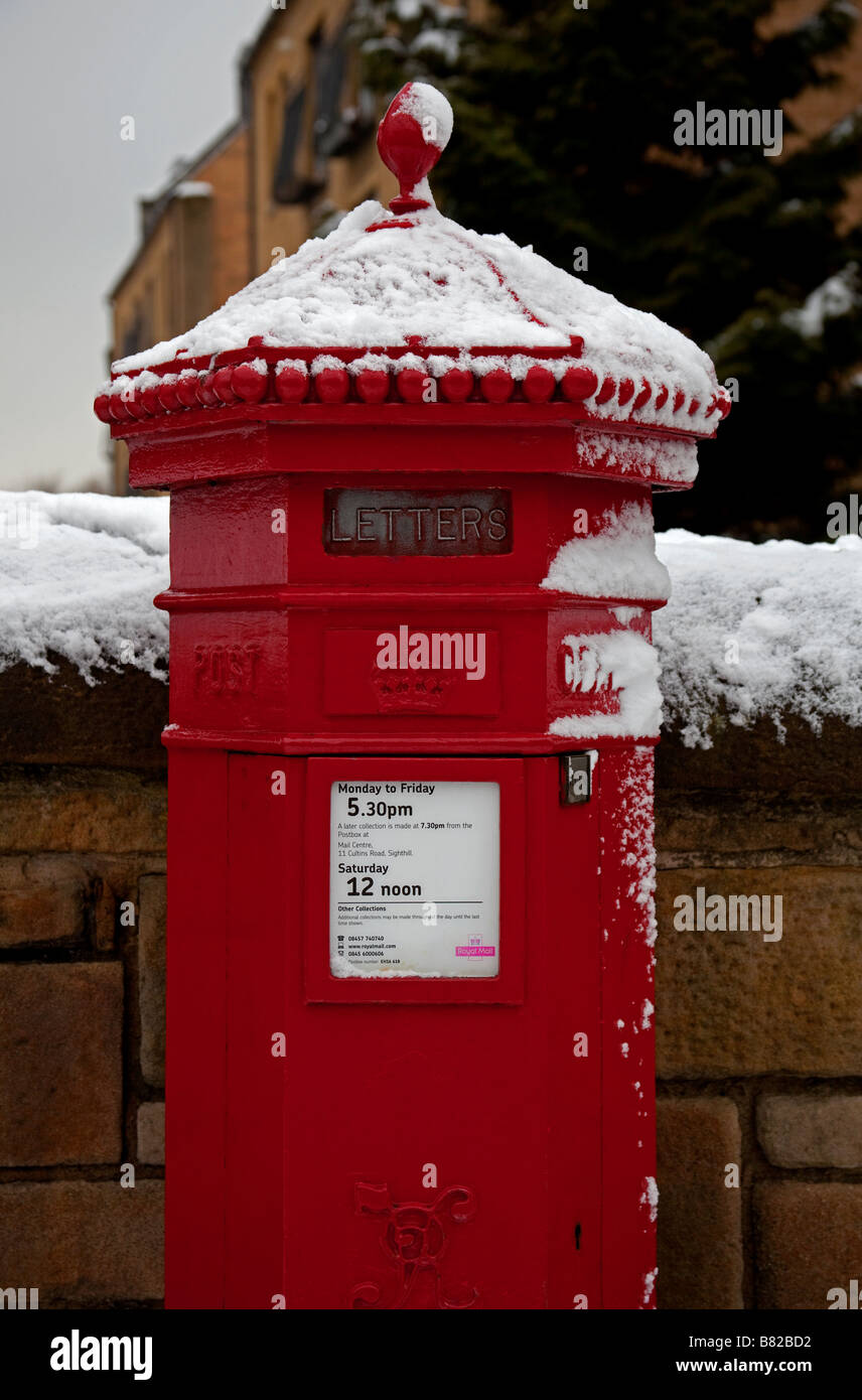 Neve coperto Rosso Royal Mail post casella montante, Edimburgo, Scozia, Regno Unito, Europa Foto Stock