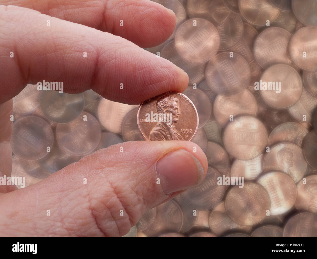 Mano azienda penny, spiccioli come sfondo Foto Stock