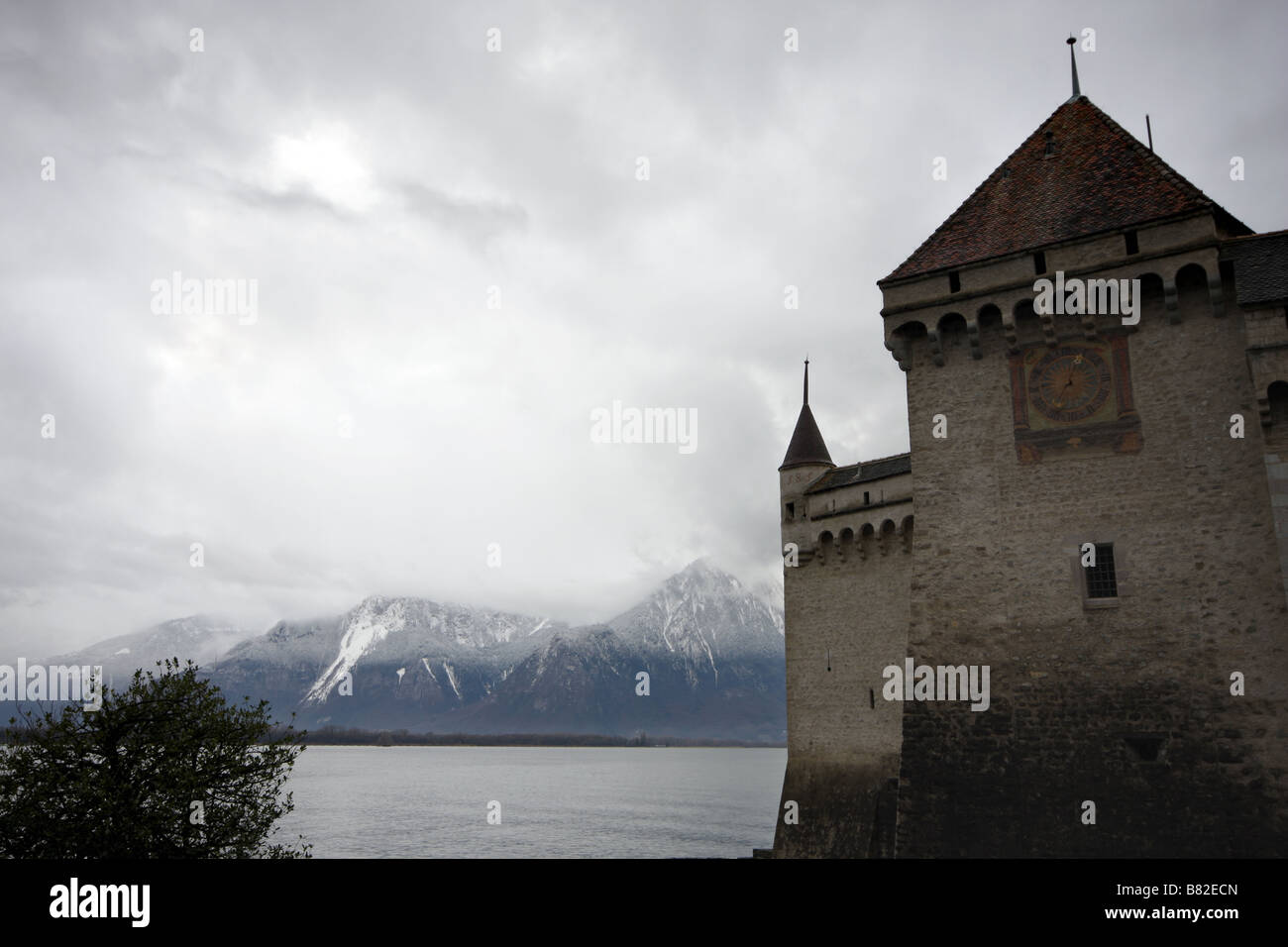 Vista del Castello di Chillon con il lago di Ginevra e sullo sfondo le Alpi Foto Stock