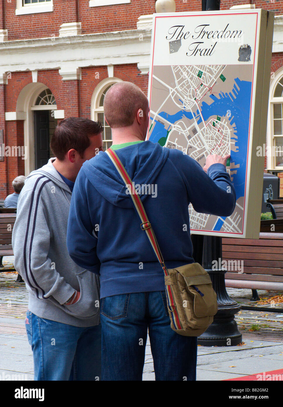 I turisti alla ricerca di una mappa per il sentiero della libertà di Boston, Massachusetts, STATI UNITI D'AMERICA Foto Stock