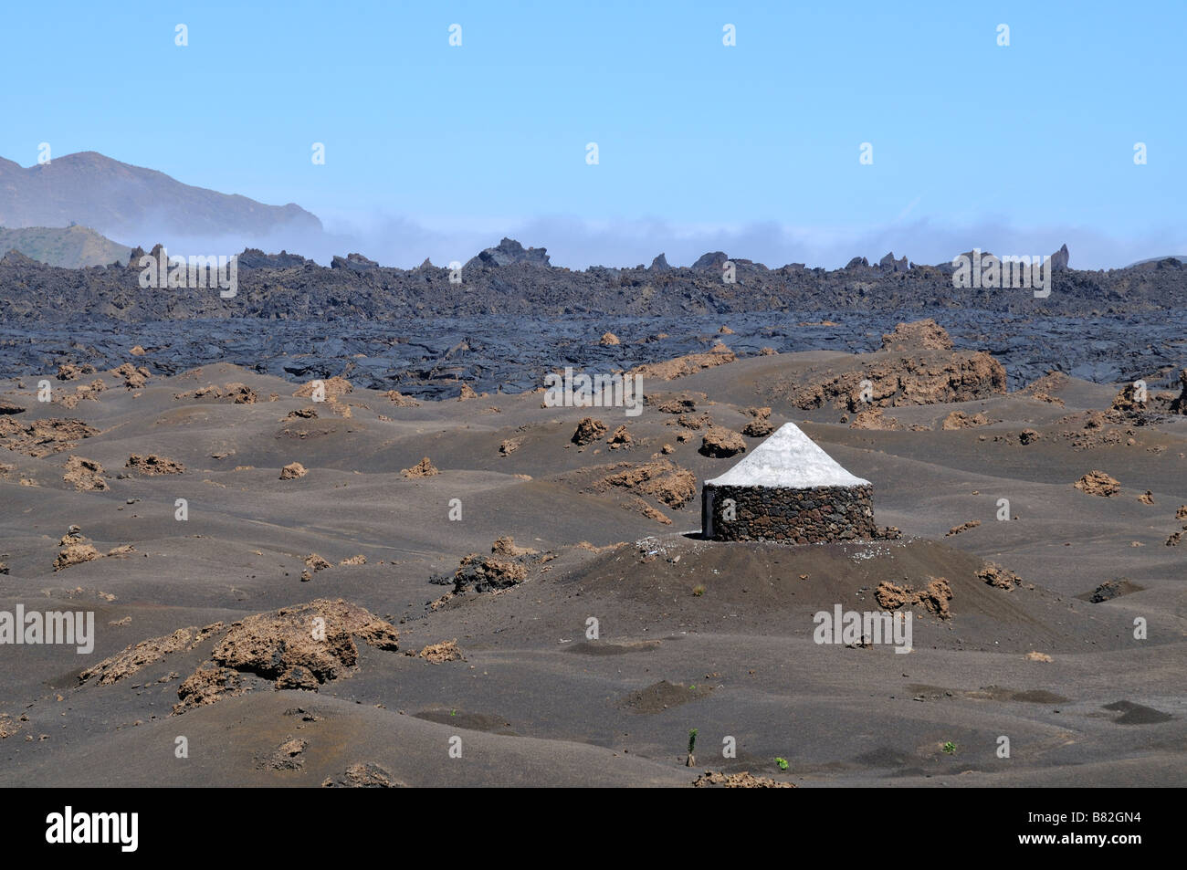 Tradizionale casa di caldera nella parte anteriore del flusso di lava, Pico de Fogo, Fogo Isola Capo Verde Foto Stock