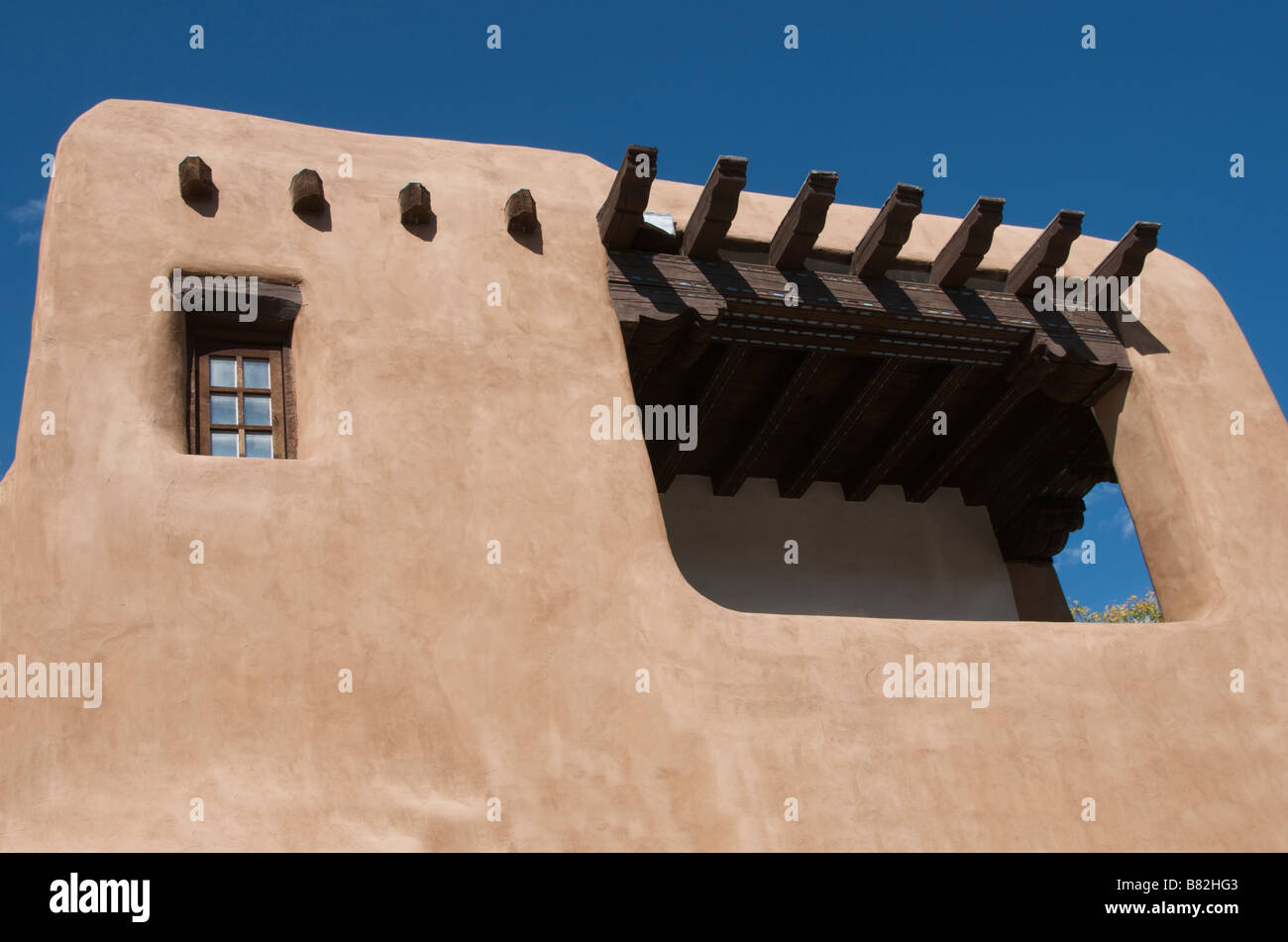 Dettaglio tipica architettura adobe esterno al Museo delle Belle Arti di Santa Fe New Mexico USA Foto Stock