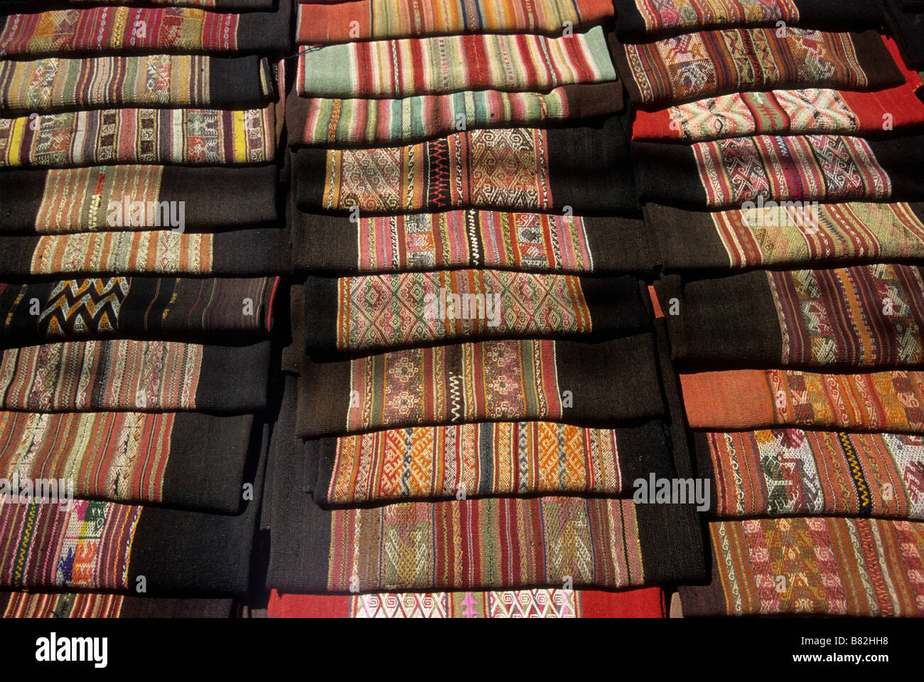 Stallo tessile al mercato Tarabuco, vicino Sucre, Bolivia Foto Stock