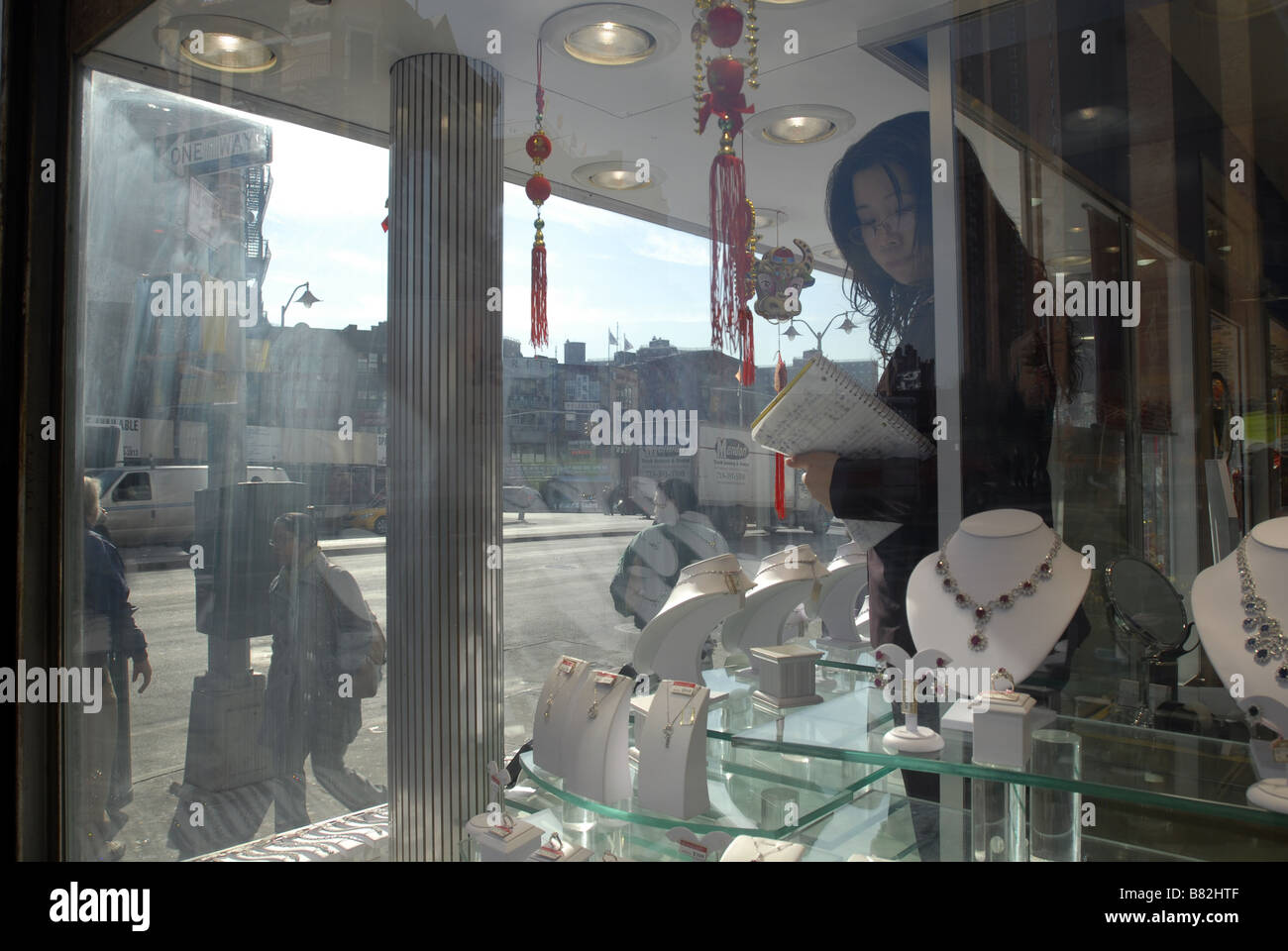 Un lavoratore in una gioielleria in Chinatown in New York ispeziona la finestra Visualizzazione su Venerdì 23 Gennaio 2009 Richard B Levine Foto Stock