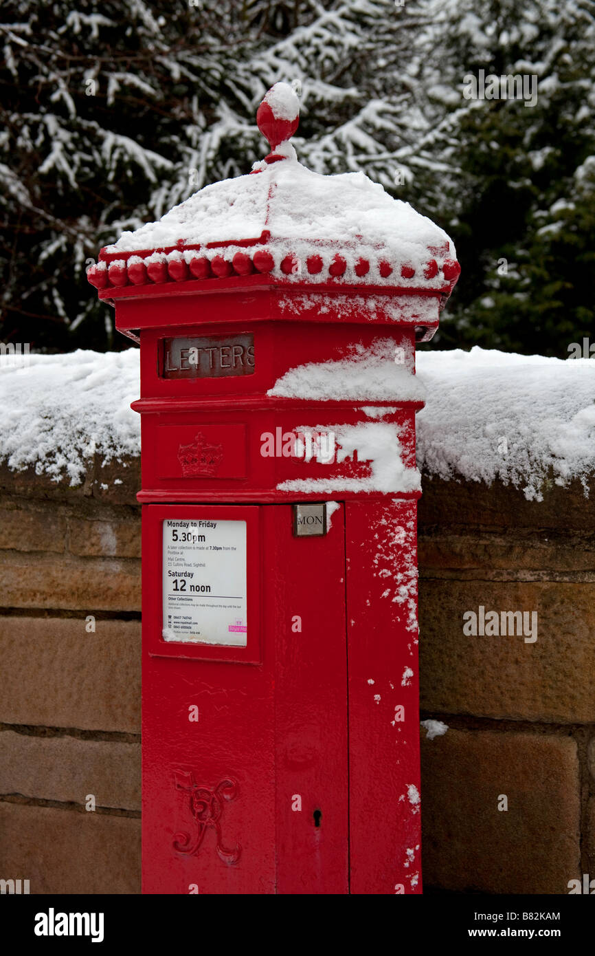 Neve coperto Rosso Royal Mail post casella montante, Edimburgo, Scozia, Regno Unito, Europa Foto Stock