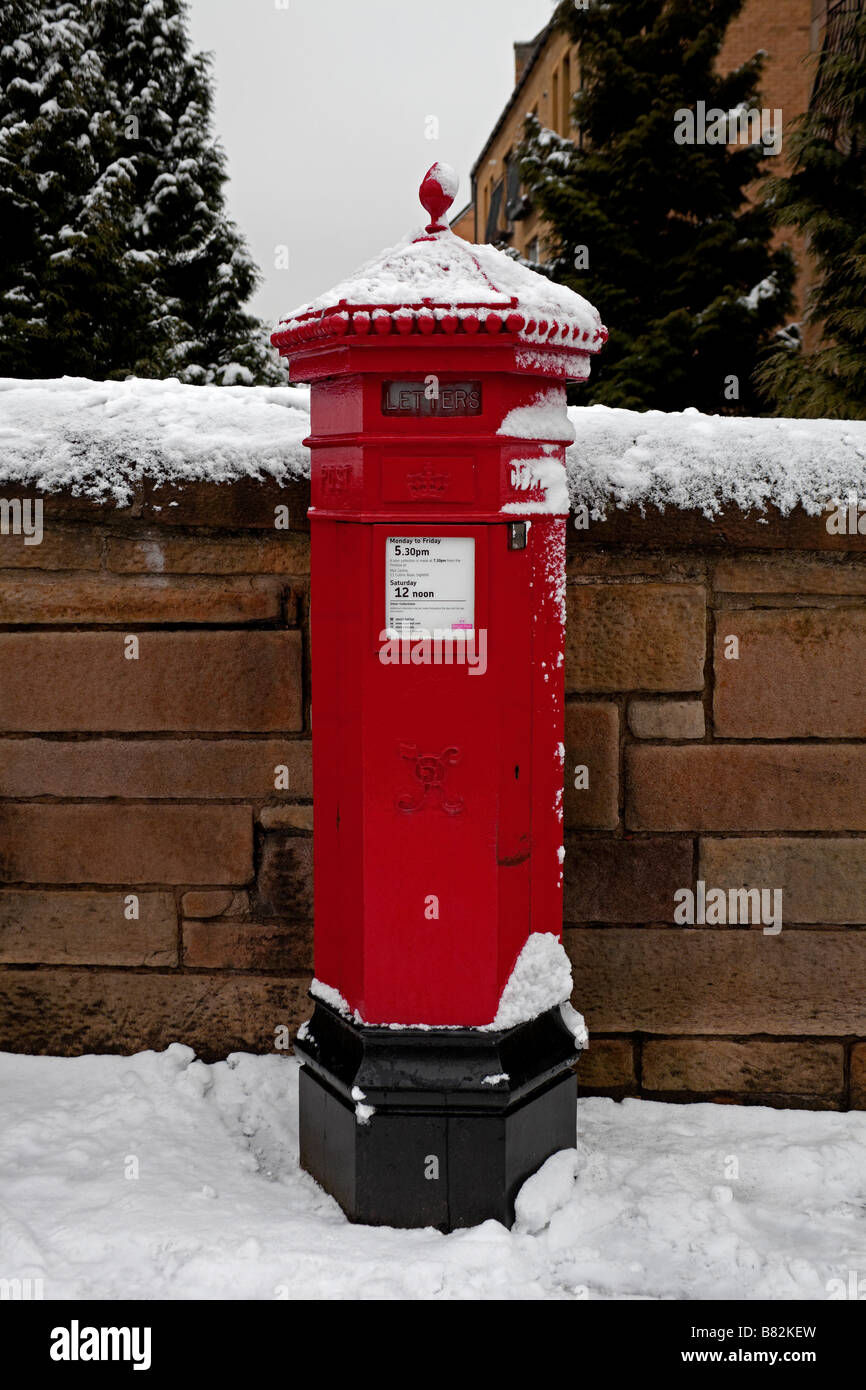 Neve coperto Rosso Royal Mail post office casella montante, Edimburgo, Scozia, Regno Unito, Europa Foto Stock