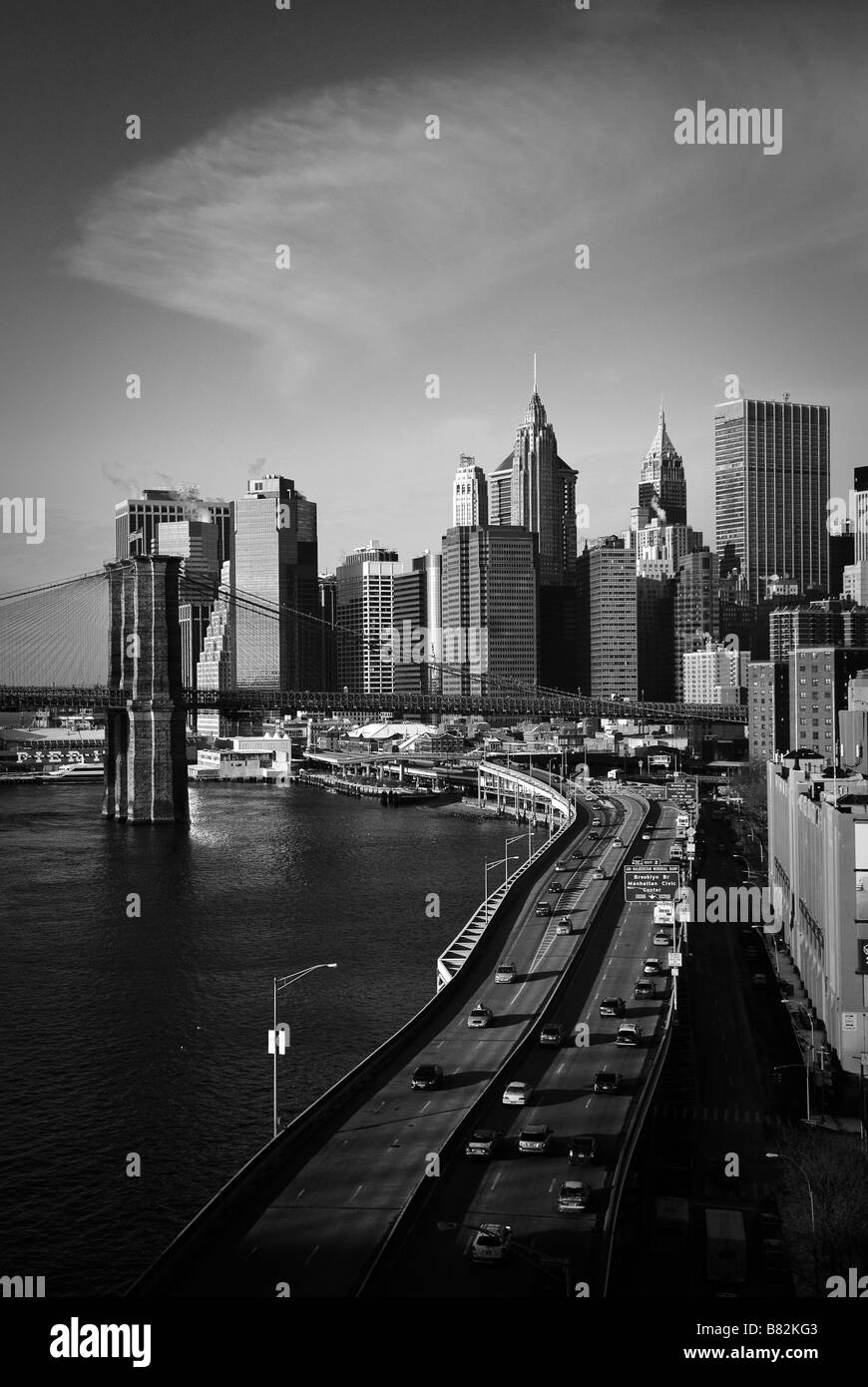 Ponte di Brooklyn contro il Quartiere Finanziario del Centro Cittadino di Manhattan durante la mattina presto Rush Hour. Foto Stock