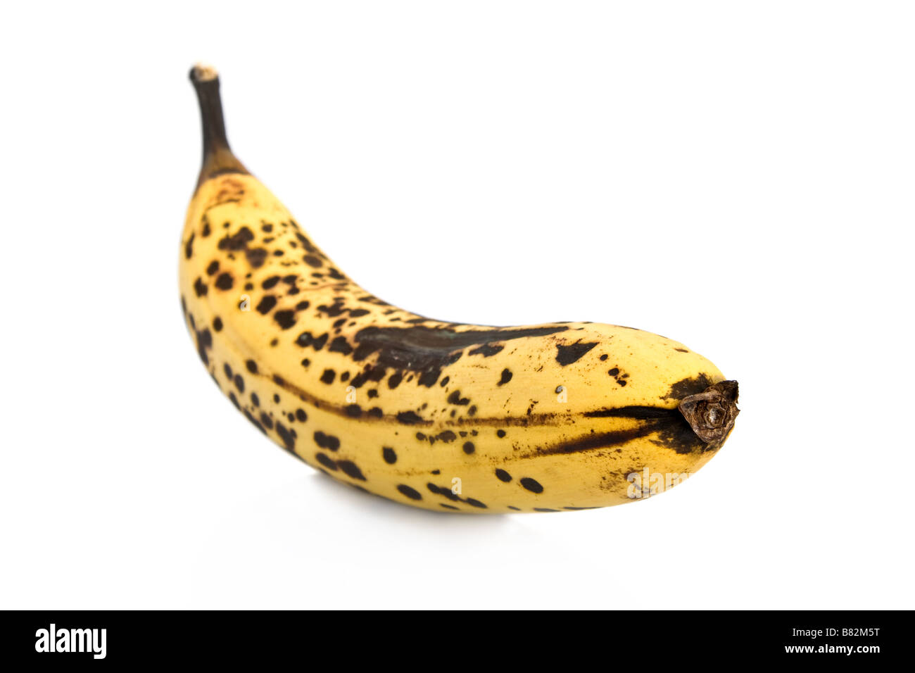 Oltre banana matura isolata su sfondo bianco Foto Stock