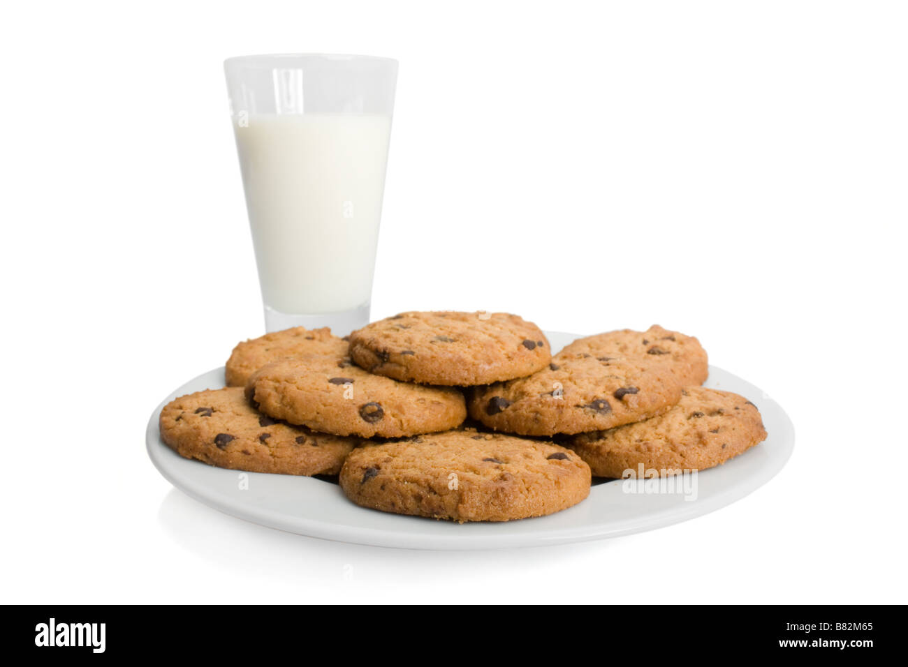 I biscotti al cioccolato e un bicchiere di latte isolato su bianco Foto Stock