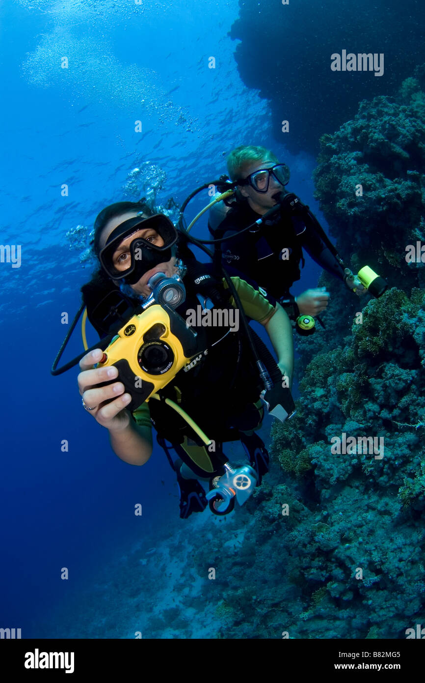 Subacqueo con telecamera Red Sea, giovane, oceano, kids, immersione subacquea, acqua azzurra, fotografia, oceano mare, scuba, acqua blu Foto Stock