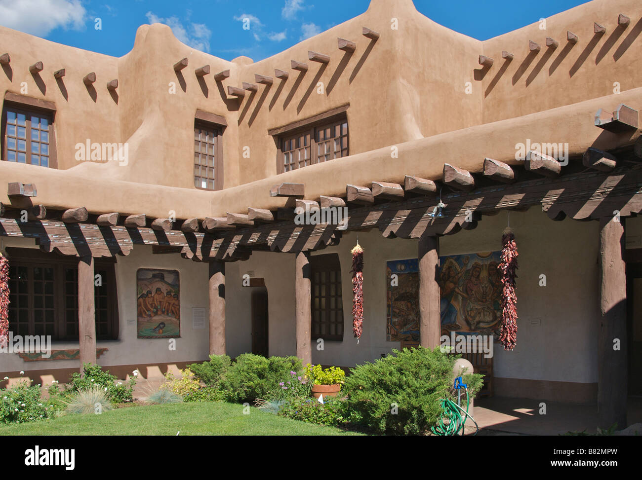 Cortile con la tipica architettura di adobe Museo di Belle Arti di Santa Fe New Mexico USA Foto Stock